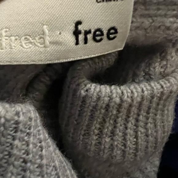 Aritzia WILFRED naomi 100% merino wool
Grey cropped sweater - size S - Picture 4 of 7